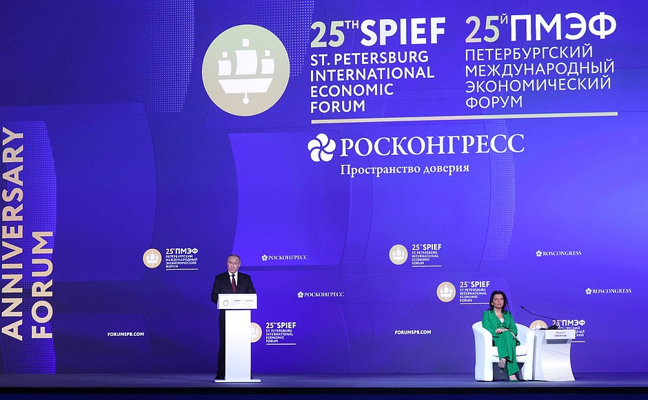Plenarsitzung des Internationalen Wirtschaftsforums St. Petersburg